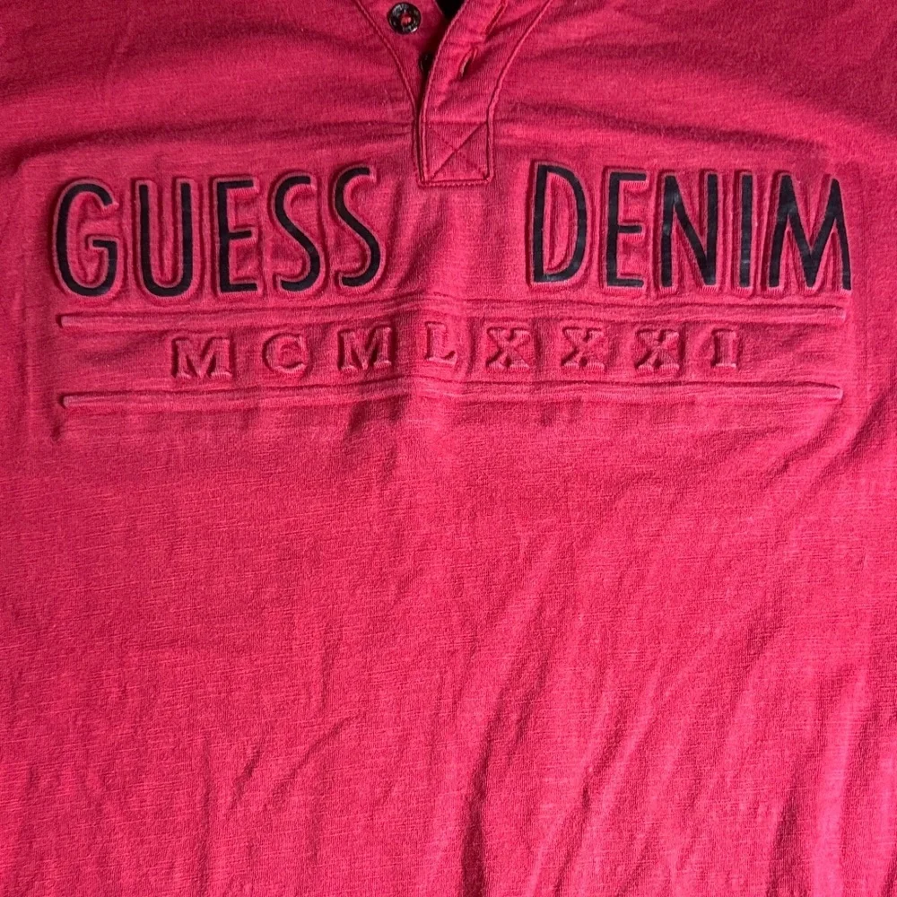 Y2K 90’s GUESS Red Short-Sleeve Fitted Henley with Embossed Logo - Picture 3 of 3